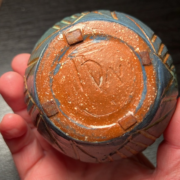 Annalise Wade Inuit Native American pottery incised fish small vase planter pot - Picture 6 of 8